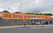 Reklama na železnici na letiště v Praze.