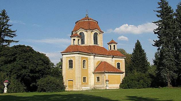 KAPLE V BŘEŽANECH. Kaštany v okolním parku napadla klíněnka. Obec si musela pomoci sama.