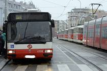 Tramvaje a autobus v Zenklově ulici. Ilustrační foto. 