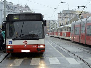 Tramvaje a autobus v Zenklově ulici. Ilustrační foto. 