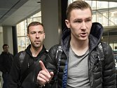 Zprava Jaromír Zmrhal a Josef Hušbauer přicházejí na sraz české fotbalové reprezentace před přípravným zápasem s Litvou.