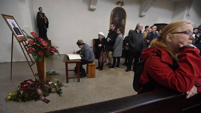 Lidé se loučí se zesnulým kardinálem Miloslavem Vlkem, jehož tělo bylo vystaveno v pražském kostele svatého Benedikta