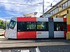 Auto se v Praze srazilo s tramvají, nehoda si vyžádala tři zraněné