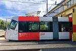 Tramvaj Škoda 14T v nové vizuální šedo-červené podobě Pražské integrované dopravy (PID).