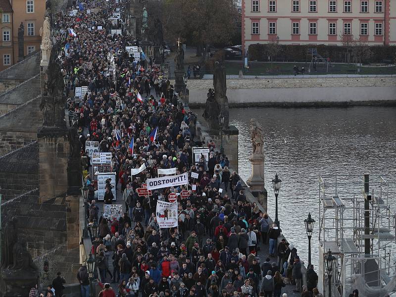 Protestní pochod Prahou proti premiérovi Andreji Babišovi (ANO) se konal 17. listopadu. Na snímku prochází přes Karlův most.