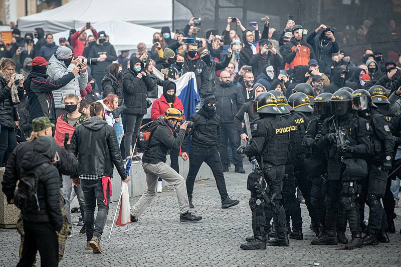 Demonstrace fanoušků v Praze na Staroměstském náměstí se 18. října 2020 po ukončení zvrhla v bitky s policií.