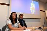 Praha (29. 6. 2017) – Nemocnice v Motole představila ve čtvrtek metodu léčby inkontinence neuromodulací pomocí neurostimulátoru (přístroje podobného kardiostimulátoru, který se implantuje nad hýždě). Na tiskové konferenci vystoupili první pacientka, 41let