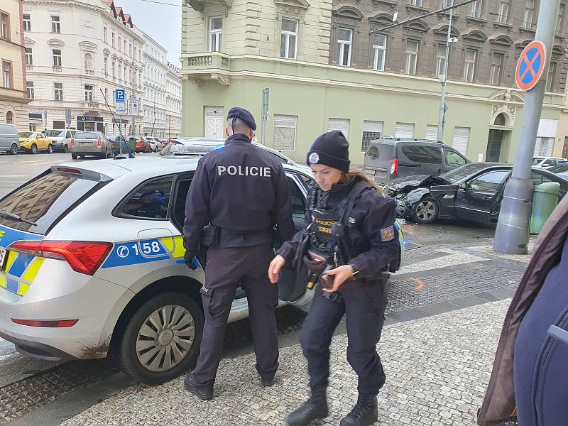 Dopravní nehoda na křižovatce ulic Francouzská a Slovenská v Praze 2.