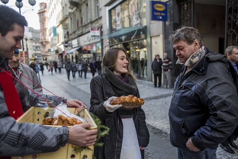 Několik skupinek dobrovolníků z organizace Zachraň jídlo rozdávalo 13. prosince v centru Prahy nepovedené vánočky z jedné pekárny.