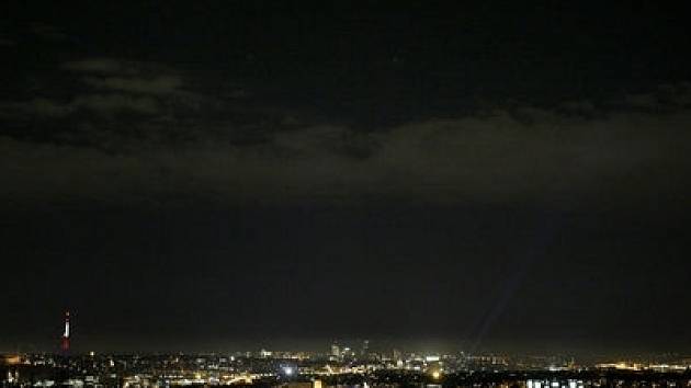 BÍLÁ ZÁŘE NAD PRAHOU. Světelný smog je v noci nad metropolí vidět jako velká ozářená bublina. Občas se tak z dálky zdá, že slunce nevychází na východě, ale nad Prahou. 