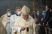 Pražský arcibiskup Dominik Duka sloužil 24. prosince 2020 v katedrále sv. Víta půlnoční mši.
