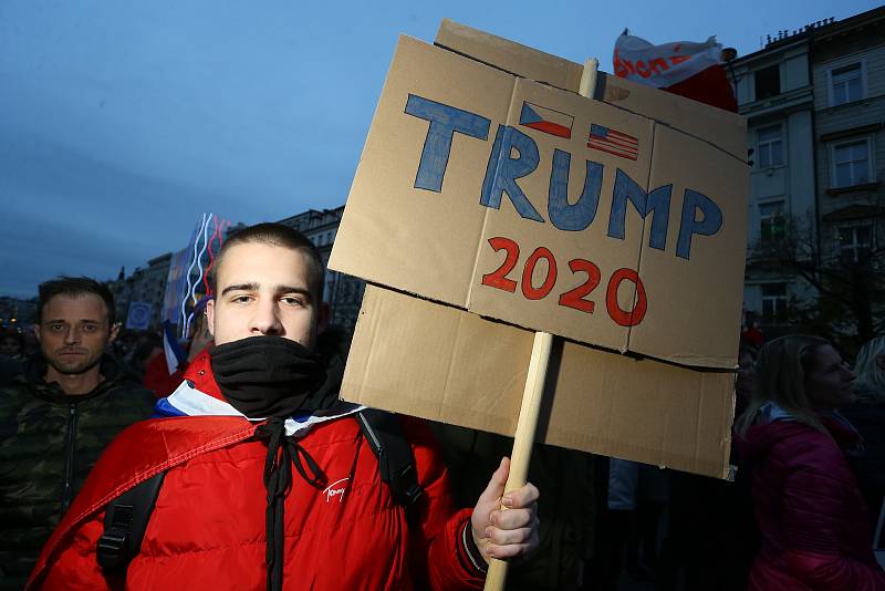 Demonstrace na Václavském náměstí v Praze v úterý 17. listopadu 2020. Po jejím skončení se průvod vydal na Národní třídu.