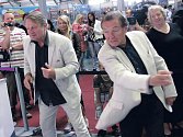VIDĚLI JSTE JE UŽ NĚKDY TAKHLE? Slavičí legenda Karel Gott (vpravo) a televizní režisér Jiří Adamec působí poněkud divně, ale to jen proto, že oba hrají ping-pong. Nevěříte? 