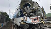 V pražské Uhříněvsi se vlak srazil s nákladním autem.
