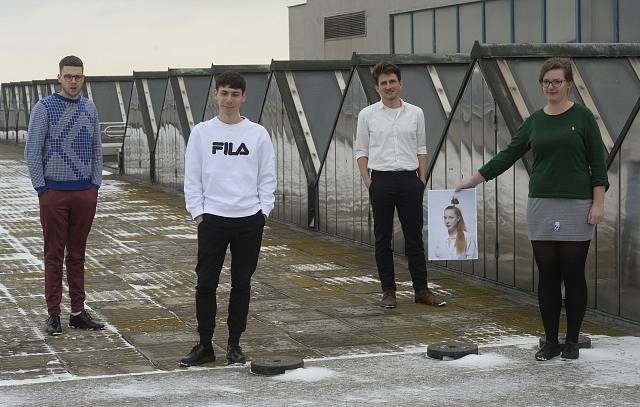 Finalisté 28. ročníku Ceny Jindřicha Chalupeckého zleva Martin Kohout, Dominik Gajarský, Richard Loskot a Viktorie Valocká (v ruce drží fotografii finalistky Romany Drdové) 