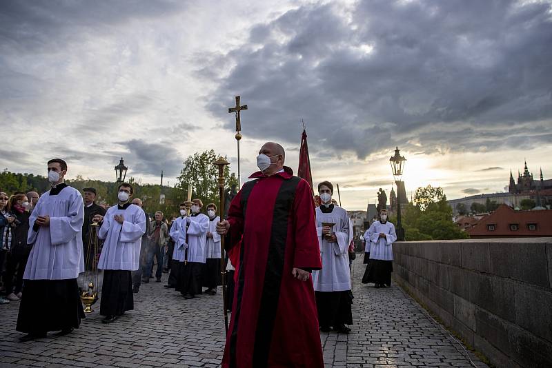 Svatojánské procesí prošlo 15. května centrem Prahy přes Karlův most v rámci 13. ročníku Svatojánských slavností Navalis a 300. výročí od blahořečení nejznámějšího českého světce a patrona lidí od vody Jana Nepomuckého.