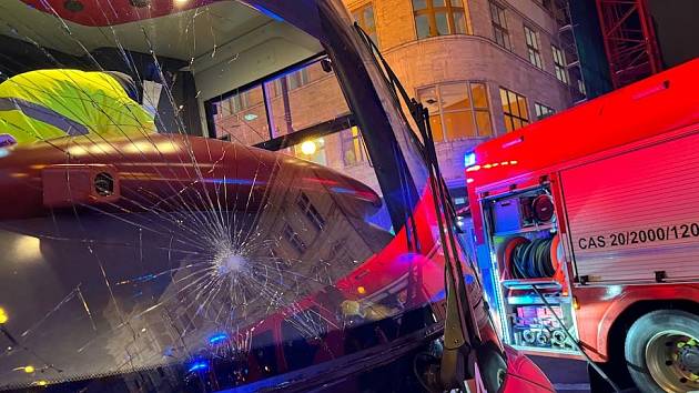 Nehoda tramvaje a dvou osob na Národní třídě
