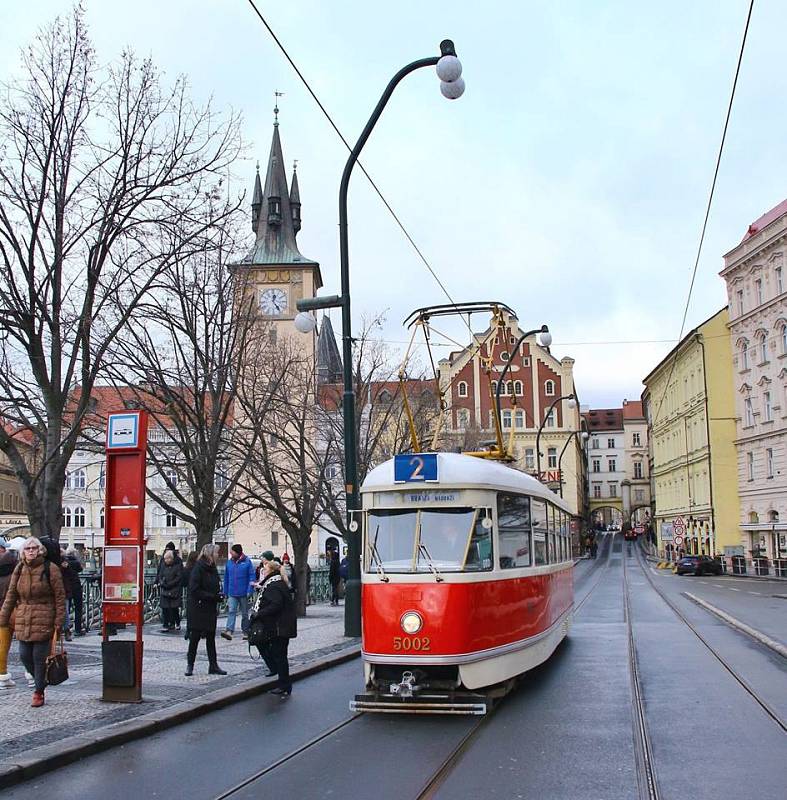 Historická tramvaj Tatra T1 vyjela v Praze na lince číslo 2 do běžného provozu.