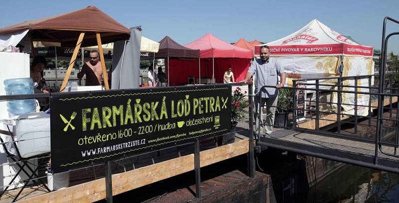 Gastronomicko-kulturní koncept nové farmářské lodi Petra na vltavské náplavce, který se bude odehrávat celé léto a také část podzimu. 