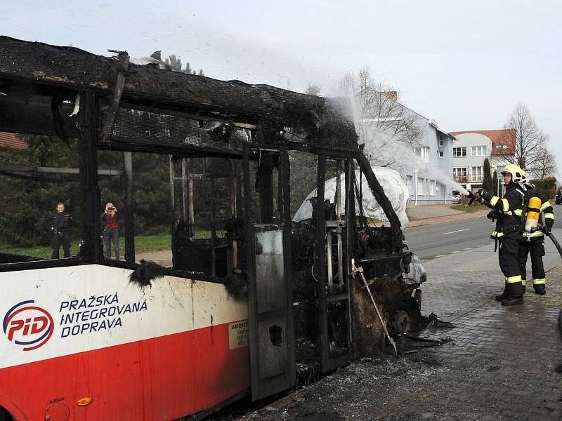 Požár autobusu v Kyjích.