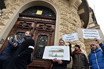 Shromáždění občanů nespokojených s plánovanou stavbou na Parukářce a s ohrožením dalšího fungování kempu na Pražačce se konalo v úterý 16. února 2016 před žižkovskou radnicí.