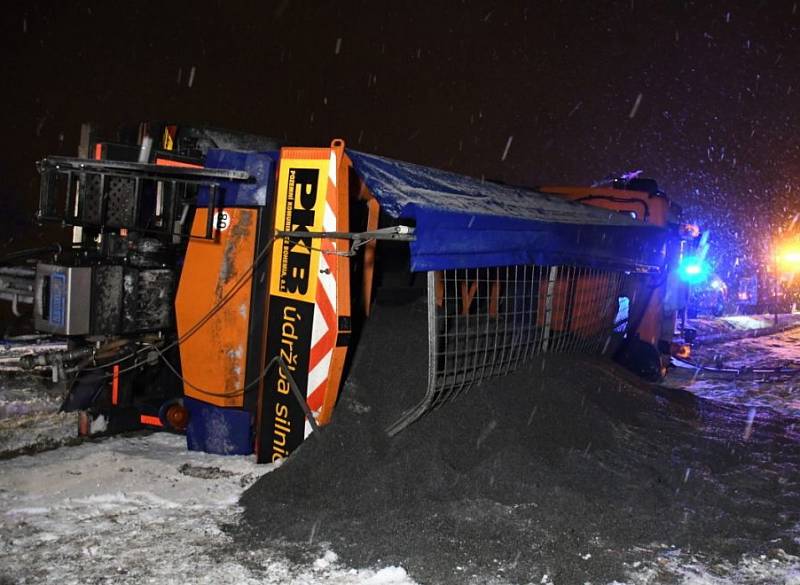 Mezi obcemi Libeň a Zlatníky havaroval sypač.