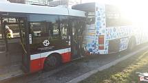 Na Chodově došlo k nehodě dvou autobusů.