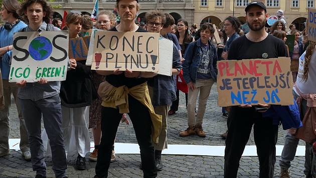 Středoškolští studenti z hnutí Fridays for Future stávkovali za rychlejší řešení klimatické krize a za obnovitelné zdroje..