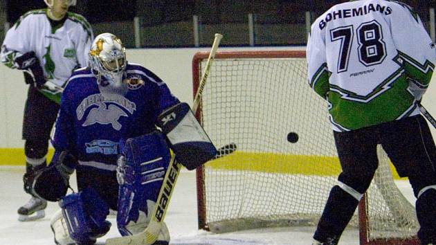 Cormoran kapituluje. Aleš Vondrák z HC Bohemians (vpravo) sleduje překonaného brankáře Cormoranu Zdeňka Vokála.