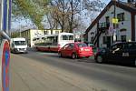 Vykopnuté okno autobusu v holešovické ulici Železničářů.