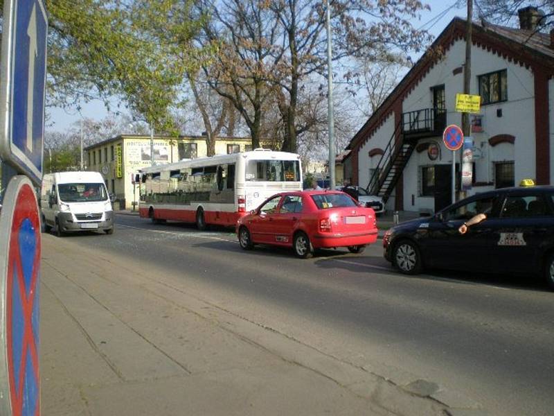 Vykopnuté okno autobusu v holešovické ulici Železničářů.