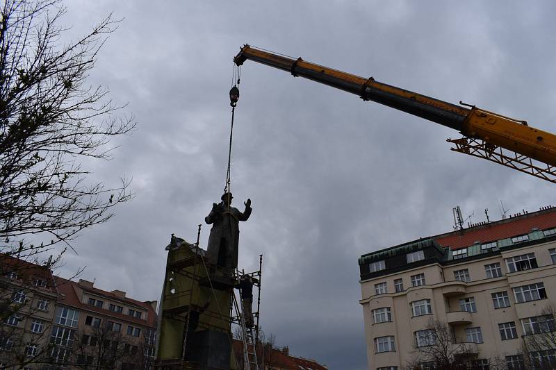 Praha 6 nechala v roce 2020 odstranit sochu sovětského maršála Koněva z náměstí Interbrigády.