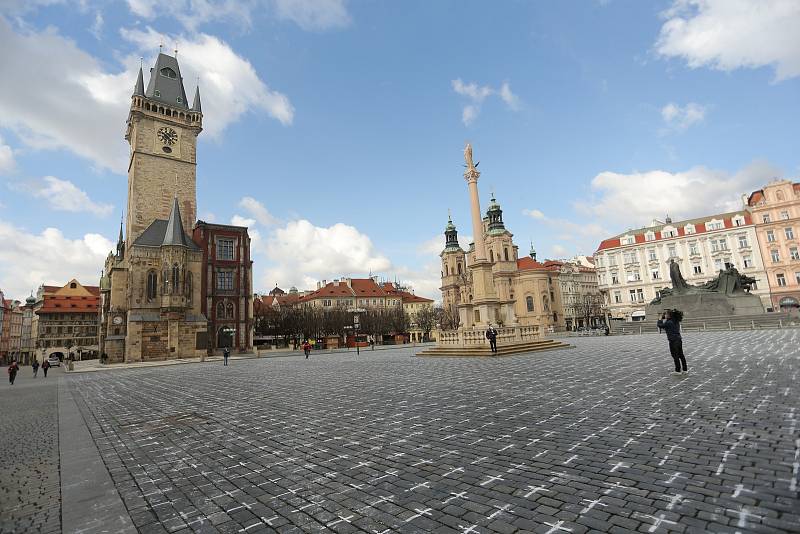 Kříže za oběti onemocnění covid-19 na pražském Staroměstském náměstí v pondělí 22. března 2021.