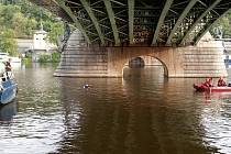 Pátrání po osobě ve Vltavě probíhalo poslední červencovou neděli dopoledne. Foto: HZS Praha