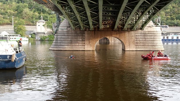 Potápěči v Praze nalezli tělo ve Vltavě. Muž z Čechova mostu spadl, nebo skočil
