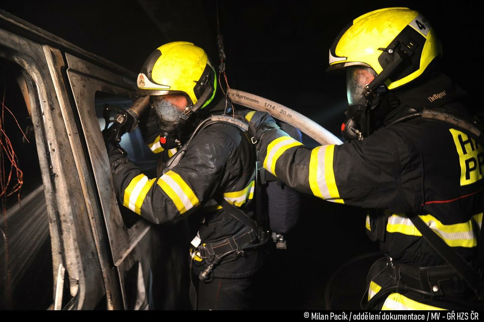 Požár auta v garáži vyhnal z paneláku v Hostivaři šedesát lidí - Pražský  deník