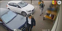 Dvojice, která ukradla mobilní telefon z restaurace rychlého občerstvení.