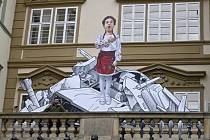 Malba ukrajinské holčičky Amélie na Malostranském náměstí v Praze.
