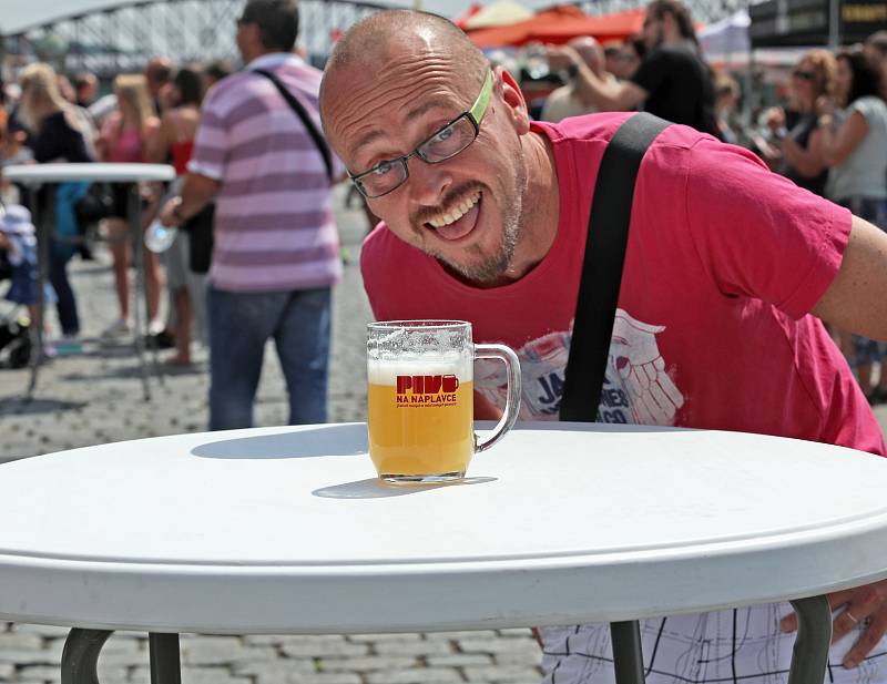 Pivo na Náplavce. Pivní festival malých a středních pivovarů.