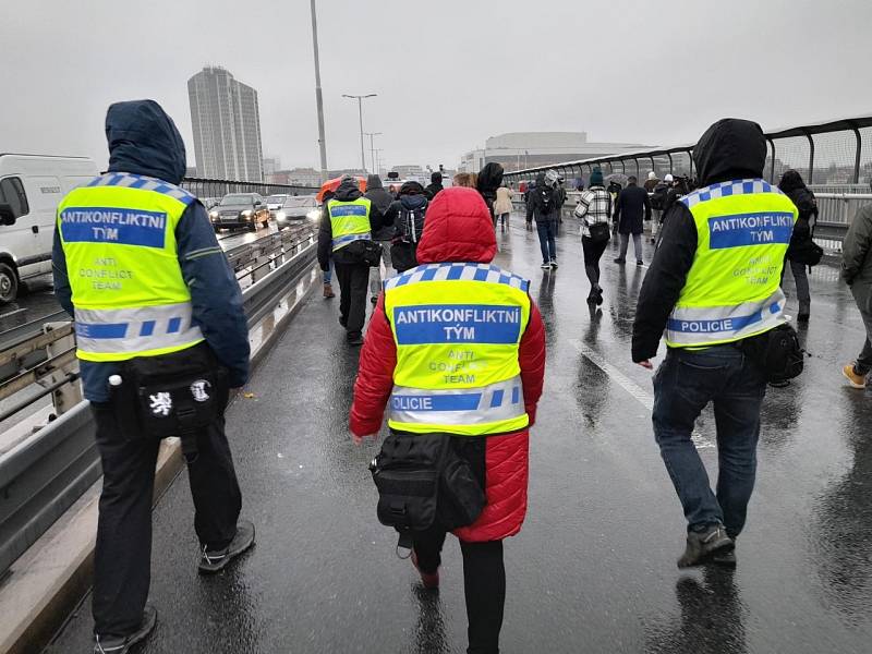 Pochod demonstrantů k České televizi 17. listopad 2022