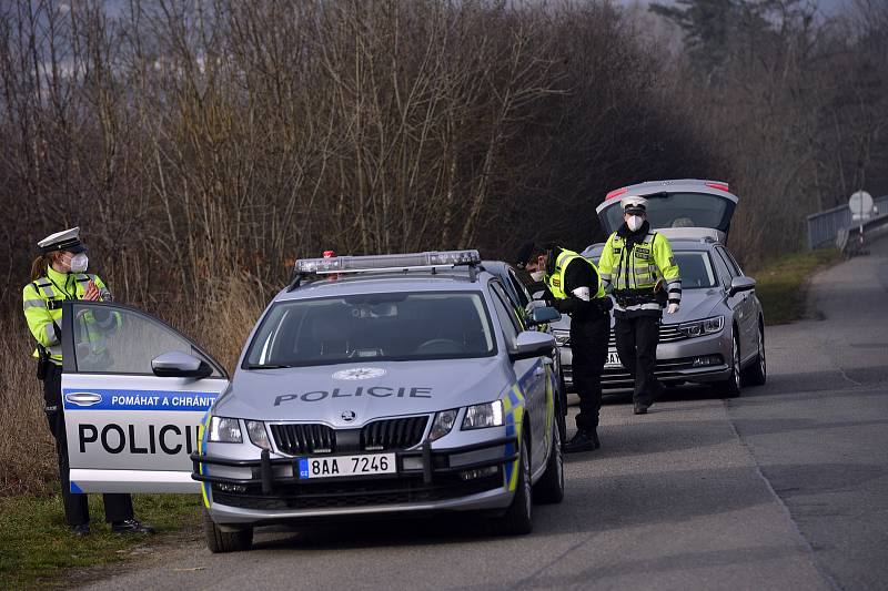 Hlídky policie a vojenské policie při kontrole vozidel 3. března v Praze.