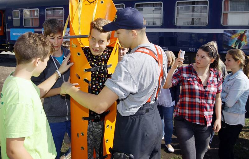 Preventivní vlak zastavil na nádraží Praha-Bubny. Na snímku žáci osmé třídy ZŠ Jeremenkova.