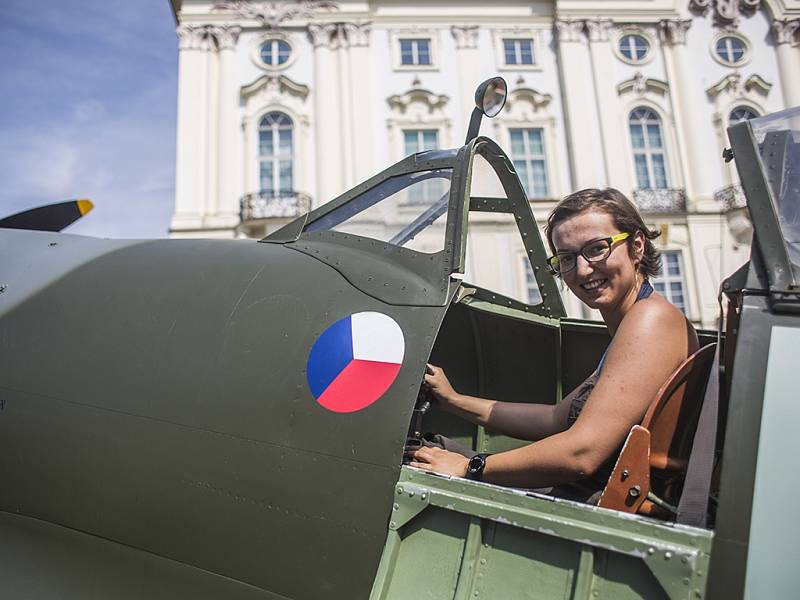 Spitfire ozdobil v pátek pražské Hradčanské náměstí na připomínku 70. výročí návratu československých letců do vlasti. 