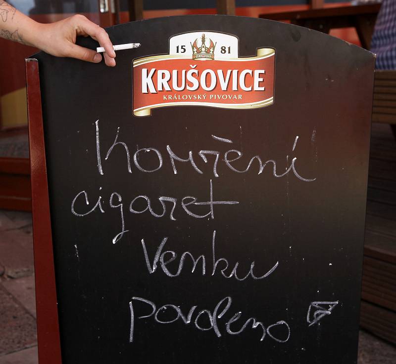 Kouření před restauracemi - Restaurace Na Cibulkách na Praze 3.