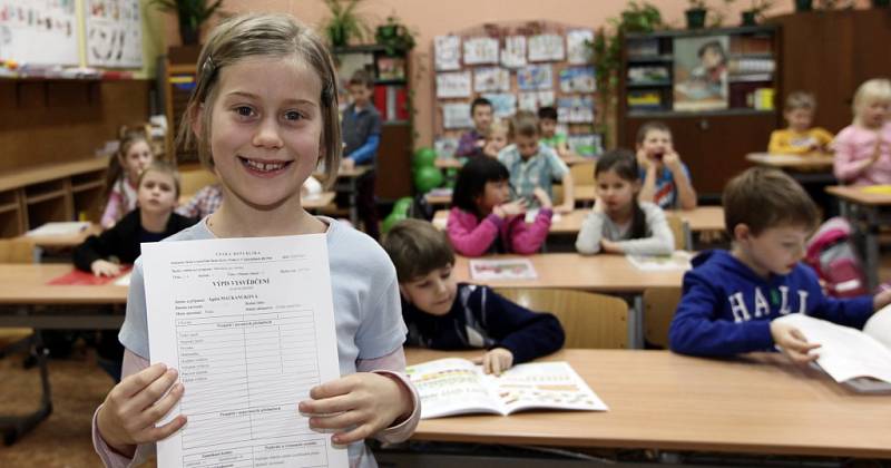 Předávání pololetního vysvědčení prvňáčkům na Základní škole Jarov v Praze 3.