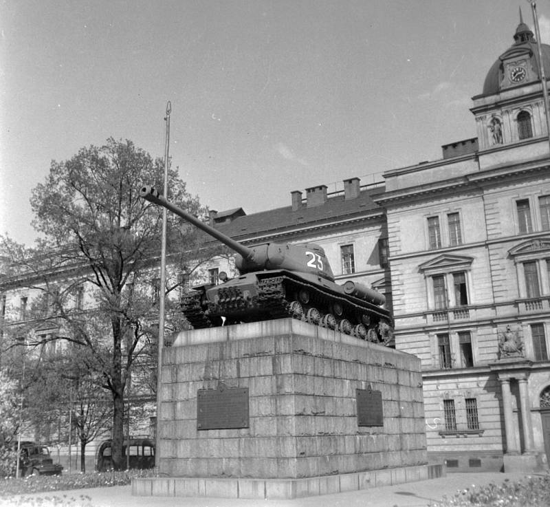 Tank číslo 23 byl instalován na Náměstí sovětských tankistů (dnes Náměstí Kinských) v Praze 5 29. července 1945.