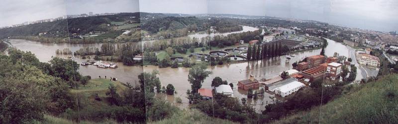 Povodně z roku 2002 v Praze. Snímky zachycují Ústření čistírnu odpadních vod v Bubenči.