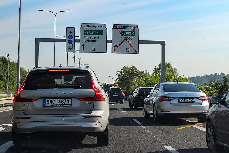 Bourání nájezdu na Barrandovský most ze Strakonické ulice.