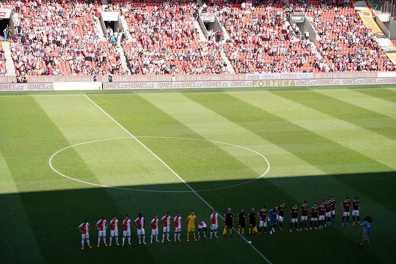 Sezonu nejvyšší fotbalové soutěže završilo velké pražské derby. Slavia ve svém Edenu podlehla Spartě 1:2.