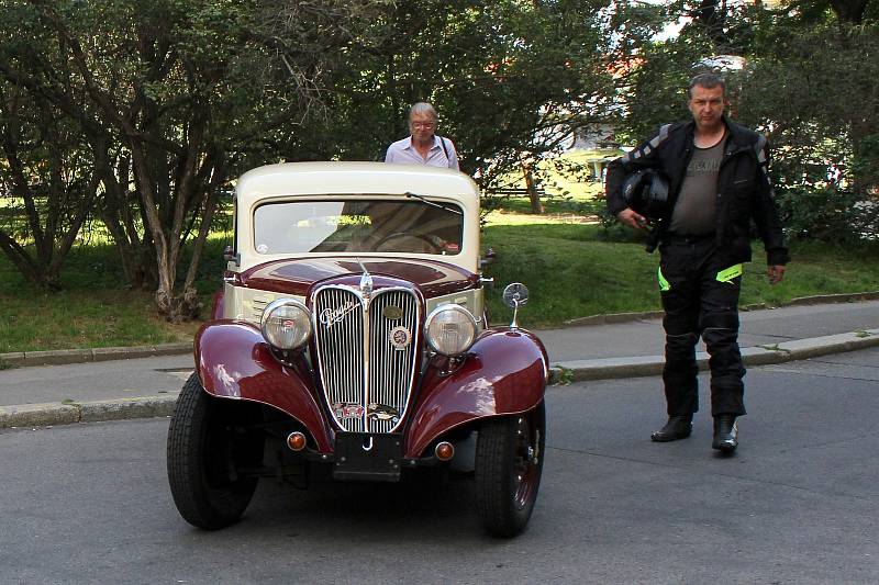 Přejímka historických vozů k závodu 1000 mil československých 11. srpna 2021 v Opletalově ulici před budovou Autoklubu České republiky.